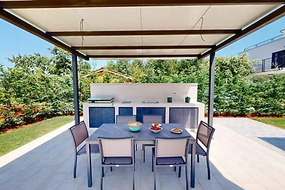 Villa mit Pool und Garten