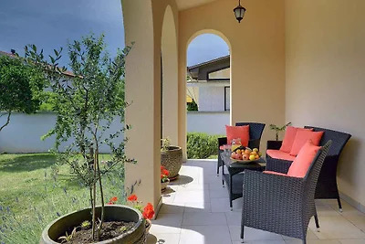 Villa mit Pool und Fitnessraum