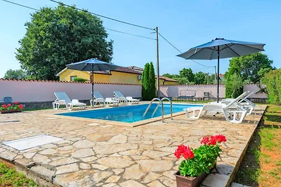 Villa mit Pool und Garten