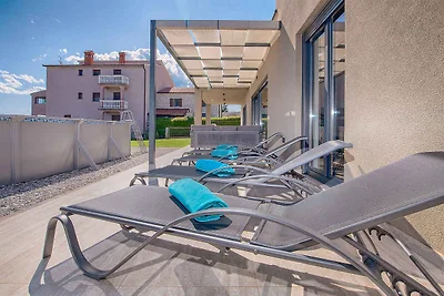 Ferienhaus mit Pool und schönem Garten