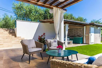 Villa mit Pool und Garten