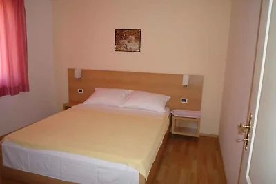 Ferienwohnung mit Gartenmöbeln und Grill