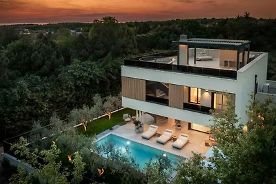 Villa mit Jacuzzi, Sauna und Pool