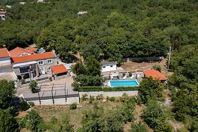 Villa mit Swimmingpool und Gartenküche mit