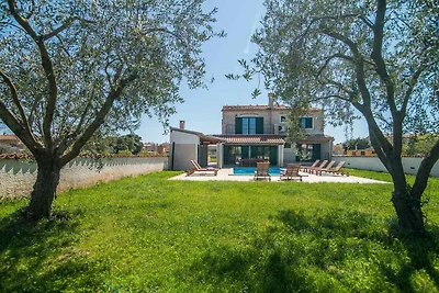 Villa mit Pool und Garten