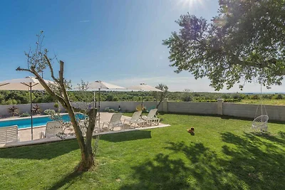 Villa mit Swimmingpool und schönem Garten