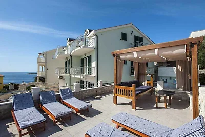 Villa mit Pool und Meerblick