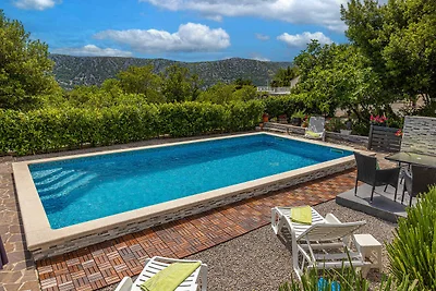 Villa mit Swimmingpool und Gartenküche mit