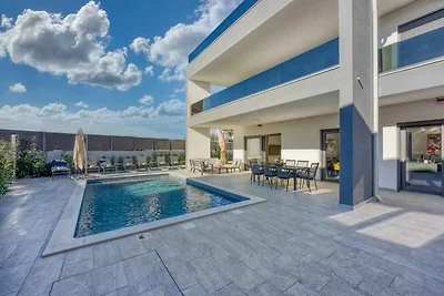 Villa mit Aussenpool