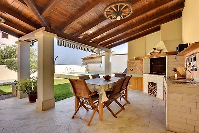 Ferienhaus mit Pool und Klimaanlage