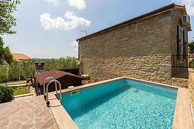 Villa mit Swimmingpool und Grillterrasse