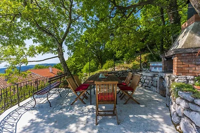 Villa mit Swimmingpool und Sonnenterrasse mit