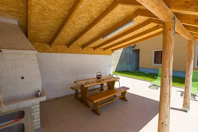 Ferienhaus mit Pool und Klimaanlage