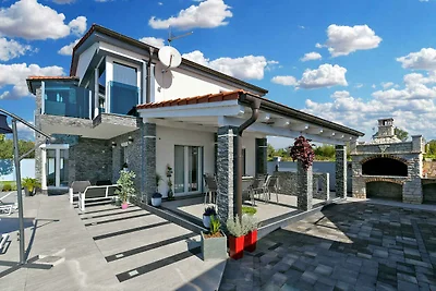 Villa mit Pool und Klimaanlage