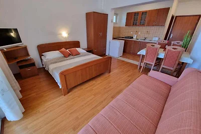 Studio mit Klimaanlage und Balkon