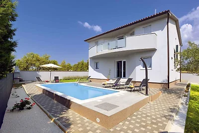 Villa mit Pool und Klimaanlage