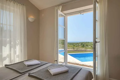 Villa mit Pool und gepflegtem Garten