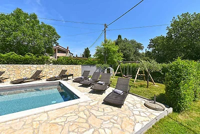 Villa mit Swimmingpool, Kinderspielplatz und