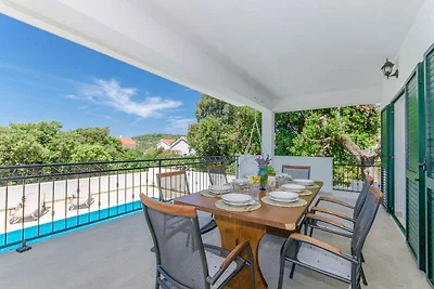 Ferienhaus mit Pool und Grill