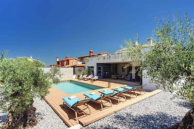 Villa mit Swimmingpool und Meerblick