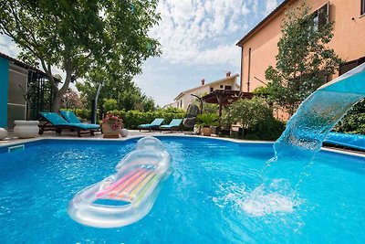 Ferienwohnung mit Swimmingpool und Parkplatz