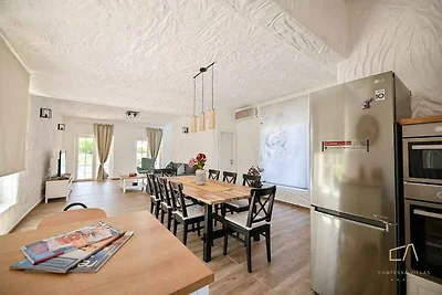 Villa mit Pool und Klimaanlage