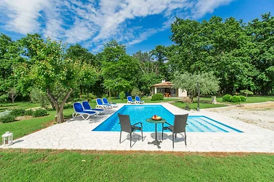 Ferienwohnung mit Pool und grossem Garten