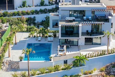 Villa mit beheiztem Pool und Fitnessstudio