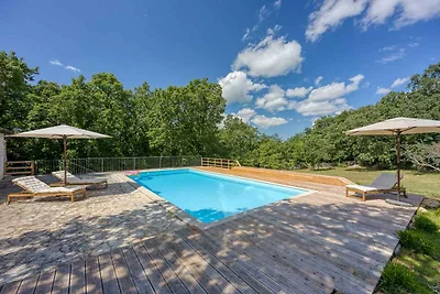 Villa mit Pool und Garten
