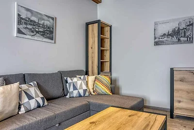 Eine neu renovierte Suite mit einem Schlafzim