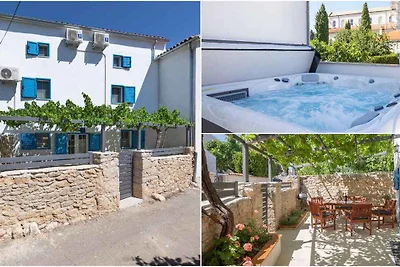 Ferienhaus mit Terrasse und Whirlpool