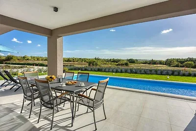 Villa mit Pool und Whirlpool