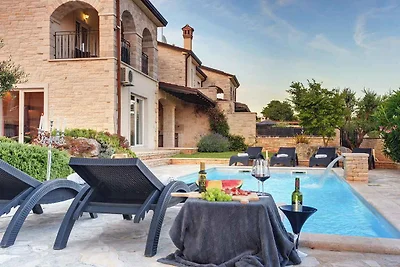 Villa mit Pool und finnischer Sauna