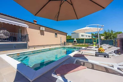 Ferienhaus mit Pool und Klimaanlage