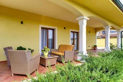 Villa mit Pool und Terrasse