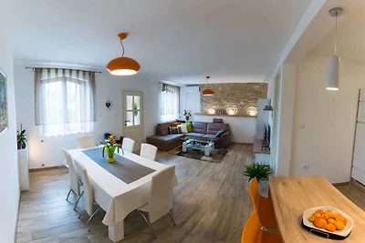Ferienhaus mit Pool, modern eingerichtet