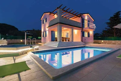 Villa mit Swimmingpool, Terrasse und Grill