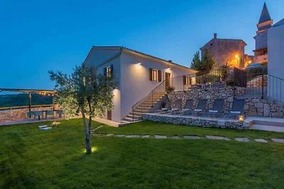Villa mit Dachpool, Sauna und Garten in idyll