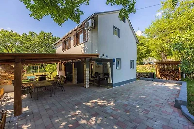Ferienhaus mit Pool und Grill