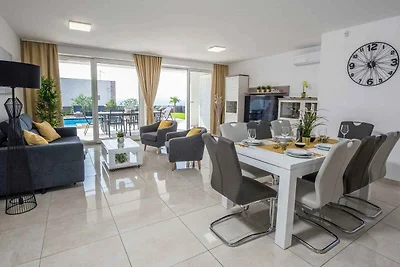 Villa mit Pool und Meerblick