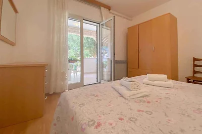 Ferienwohnung mit Terrasse mit Tisch und Stüh