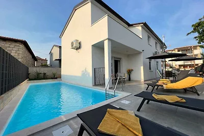 Villa mit Klimaanlage und Aussenpool