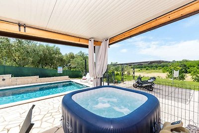 Villa mit grossem Pool und Jacuzzi