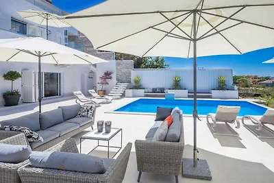 Villa mit Meerblick und Pool