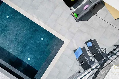 Villa mit Pool- und Meerblick