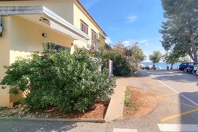 Ferienwohnung mit Terrasse mit Tisch und Stüh