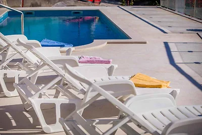 Ferienwohnung mit Pool und Meerblick