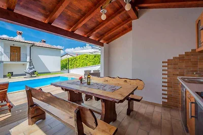 Villa mit Swimmingpool und Gartenküche