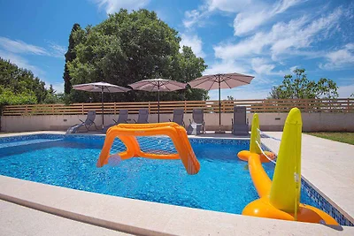 Villa mit Swimmingpool und grosser Terrasse