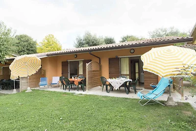 Bungalow mit Terrasse in einer Ferienanlage